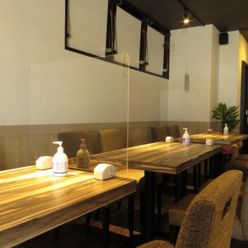 [All tables are partitioned ♪] A space where you can feel the warmth of wood.