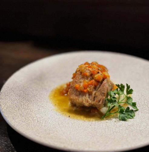 豚バラ肉の白ワイン煮込み🐷
ほろほろほどける豚バラの煮込み。
ソフリットと一緒に沸かさず、混ぜず、
時間をかけてじっくり火入れしました！

脂と旨味が自然に乳化したソースとほろほろのお肉を
バターをたっぷり使ったマッシュポテトと一緒に！

派手さはないですが、「美味ぁ🤤」が沁みる一品です🐷

赤でも白でもいけます！

本日のアラカルトでご用意してます🍷
#ルチオ広島#広島イタリアン#広島パスタ