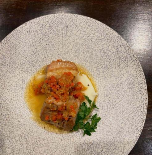 豚バラ肉の白ワイン煮込み🐷
ほろほろほどける豚バラの煮込み。
ソフリットと一緒に沸かさず、混ぜず、
時間をかけてじっくり火入れしました！

脂と旨味が自然に乳化したソースとほろほろのお肉を
バターをたっぷり使ったマッシュポテトと一緒に！

派手さはないですが、「美味ぁ🤤」が沁みる一品です🐷

赤でも白でもいけます！

本日のアラカルトでご用意してます🍷
#ルチオ広島#広島イタリアン#広島パスタ
