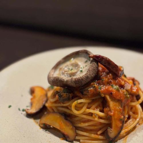 大崎上島産文田しいたけのスパゲティプッタネスカ🍄‍🟫🍅
瀬戸内海の中央に位置する、大崎上島町で
友人夫婦とそのご家族が経営されている
【文田しいたけ】さんの大きくて肉厚なしいたけ！
しいたけ大好きな私の大好物です🤤
イタリアンとしいたけって繋がりづらいですが…🙄
酸味のあるトマトパスタと合わせ、
少し和風を感じるパスタにしました🍝
しいたけの旨味とトマトの旨味って案外相性いいんです！

たくさんの方に
このしいたけの美味しさ知っていただきたい！
との思いで数量限定ですが、
少しお得なお値段でご用意してます😆
出会えたらぜひ食べてみてください♪
#ルチオ広島#広島イタリアン#広島パスタ