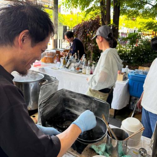 【ありがとうございました！】
5/3〜5/5のフラワーフェスティバル、
たくさんお越しいただきありがとうございました！
おかげさまで無事に終了いたしました🙇‍♂️

準備は大変でしたが当日はその大変さを上回る楽しさで、
終わってしまうのが寂しいほど！

いつものお客さまたち、初めましての方、
同業の先輩、後輩の皆さま、同級生、友人、家族親族
色んな方のお顔が見れた幸せな３日間でした
(写真載せきれずすみません)
SNSからだったり、直接連絡をいただいたり、
応援してくださった方もたくさん😢✨

橋本さんともお話しをしましたが、
イベントって本当にいろんな方に支えられていることを
改めて実感させてもらえる、素敵な機会ですね☺️

そして何より今回お声がけいただいたカルマの皆さま、
何もかも甘えさせていただき、貴重な経験をさせていただき
本当にありがとうございます🙇‍♂️🙇‍♀️
一緒に働けて幸せでした！

今日明日(5/6、5/7)はお休みをいただいて
5/8（金）からはまた通常の営業となります！
両店ともいつもの日常に戻りますが、
それぞれのお店でまたお会いできるのを楽しみに☺️
ルチオの2人は少しは成長できたかな？乞うご期待です。
今後ともよろしくお願いいたします🙇‍♂️🙇‍♀️

#ルチオ広島#広島イタリアン#身体バキバキアラフォー夫婦
#国旗の色の順番が違ってすみません🇮🇹