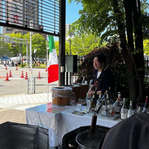 【ありがとうございました！】
5/3〜5/5のフラワーフェスティバル、
たくさんお越しいただきありがとうございました！
おかげさまで無事に終了いたしました🙇‍♂️

準備は大変でしたが当日はその大変さを上回る楽しさで、
終わってしまうのが寂しいほど！

いつものお客さまたち、初めましての方、
同業の先輩、後輩の皆さま、同級生、友人、家族親族
色んな方のお顔が見れた幸せな３日間でした
(写真載せきれずすみません)
SNSからだったり、直接連絡をいただいたり、
応援してくださった方もたくさん😢✨

橋本さんともお話しをしましたが、
イベントって本当にいろんな方に支えられていることを
改めて実感させてもらえる、素敵な機会ですね☺️

そして何より今回お声がけいただいたカルマの皆さま、
何もかも甘えさせていただき、貴重な経験をさせていただき
本当にありがとうございます🙇‍♂️🙇‍♀️
一緒に働けて幸せでした！

今日明日(5/6、5/7)はお休みをいただいて
5/8（金）からはまた通常の営業となります！
両店ともいつもの日常に戻りますが、
それぞれのお店でまたお会いできるのを楽しみに☺️
ルチオの2人は少しは成長できたかな？乞うご期待です。
今後ともよろしくお願いいたします🙇‍♂️🙇‍♀️

#ルチオ広島#広島イタリアン#身体バキバキアラフォー夫婦
#国旗の色の順番が違ってすみません🇮🇹
