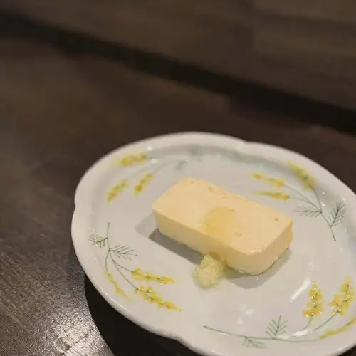 【今日甜點】
檸檬季快樂！ 😍💛
廣島檸檬凍糕🍋🍋 660日元
它口感輕盈蓬鬆，入口即化🤤
#LucioHiroshima #廣島義大利菜 #廣島晚餐