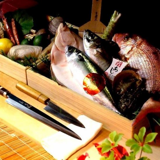以可靠的工匠技術提供新鮮的時令魚。生魚片和壽司都很棒。
