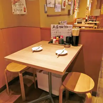 テーブル席をご用意しております♪親しいご友人や仲間との飲み会など様々なシーンにご利用いただけます◎温かい雰囲気の店内で、当店自慢の自家製餃子や串焼き、海鮮料理など美味しくてリーズナブルな料理を存分にお楽しみください!また、テーブル席は人数に応じて連結することも可能です!