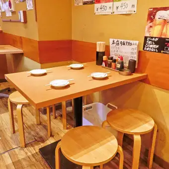 テーブル席でごゆっくりとおくつろぎいただけます☆ご友人やご家族との飲み会、仕事終わりに仲間との飲み会など幅広いシーンにご利用ください◎また、宴会にぴったりの飲み放題付きコースもご用意しておりますので、人数などのご相談がございましたらお気軽にお問い合わせください!ご来店お待ちしております♪