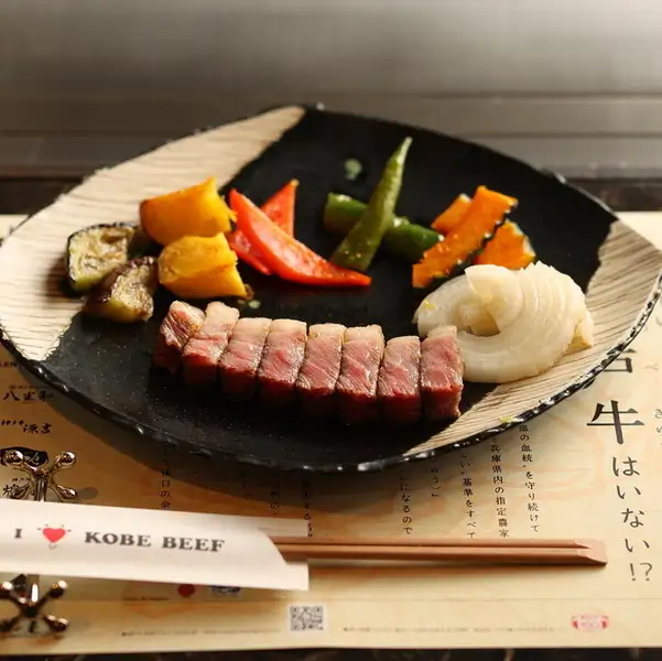 神戸牛の旨みを引き立てる逸品料理、鉄板仕上げで香ばしく柔らかな味わいを