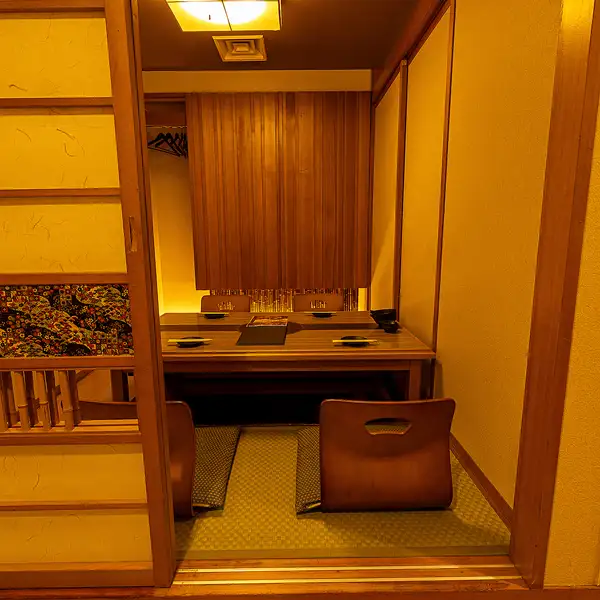 足をゆったり伸ばしてお過ごしいただける個室の掘りごたつ席は、あらゆるシーンに合わせてご利用いただけます。