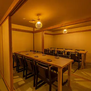 店内の最も奥には最大で24名～32名様程度で使える掘りごたつ個室がございます。お部屋の貸切に最適な空間です。宴会・飲み会・女子会に◎