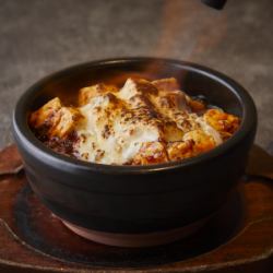 仙台麻婆炒面配融化的奶酪