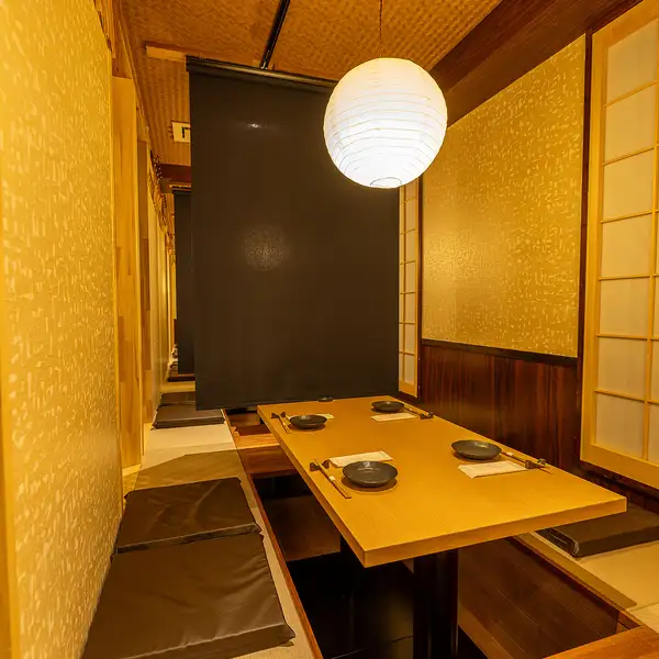 足をゆったり伸ばしてお過ごしいただける個室の掘りごたつ席は、あらゆるシーンに合わせてご利用いただけます。