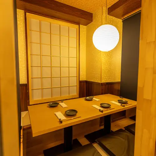 落ち着いた雰囲気のテーブル席はちょっとしたお食事や飲み会に最適です。宴会・飲み会・女子会に◎