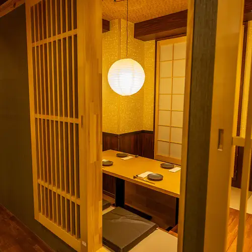 4名様でご利用頂ける掘りごたつ個室。同様のお部屋を複数ご用意しております。周りを気にせずにお過ごし頂けます。