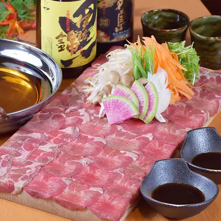【炭烤盛宴套餐】包含牛舌涮涮鍋等8道菜，含2小時暢飲：5,500日元
