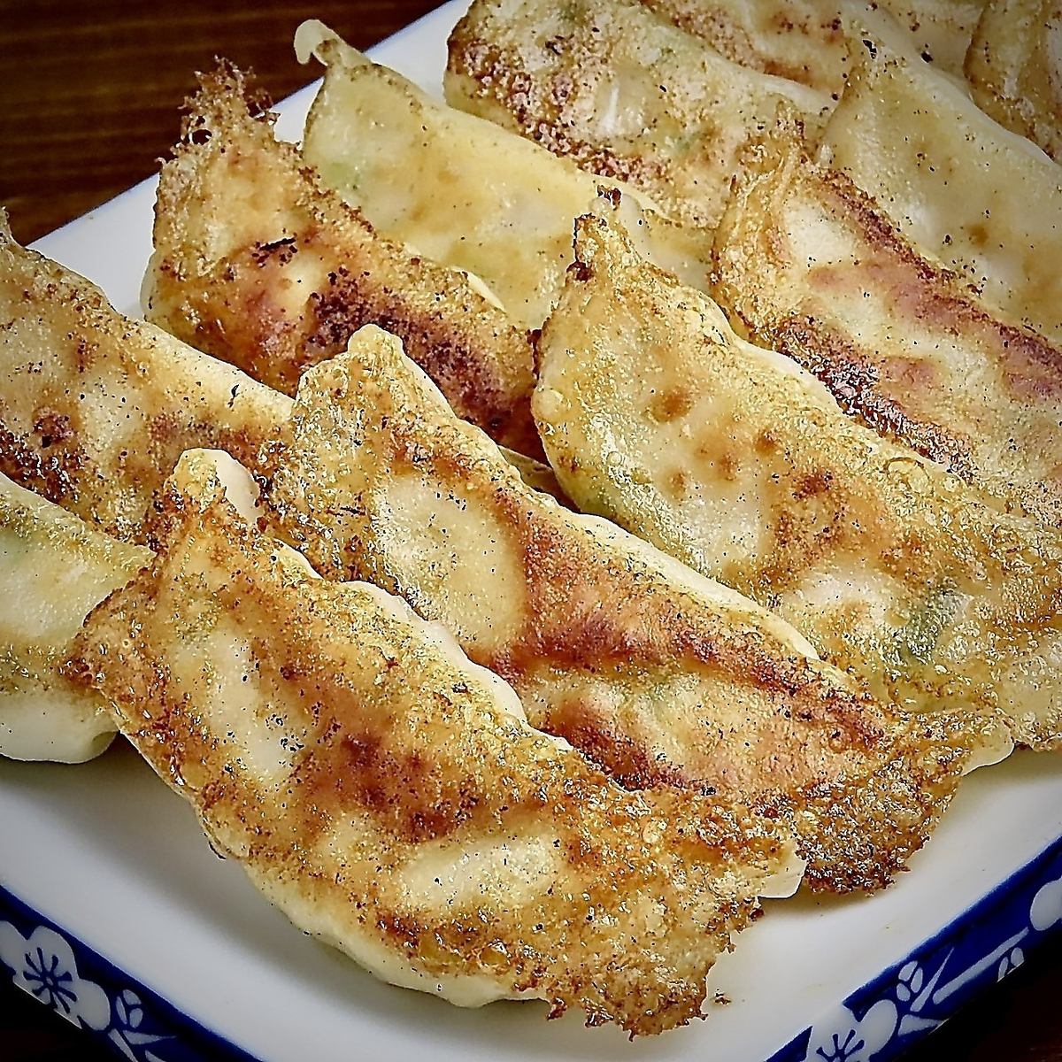 具材にこだわり肉汁たっぷりジューシーな大分餃子をどうぞ！