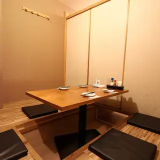 We also have private rooms available.It's also perfect for dining with someone special.It can be used for both personal and business purposes.We have four private rooms that can accommodate up to four people, and two private rooms that can accommodate up to eight people.
