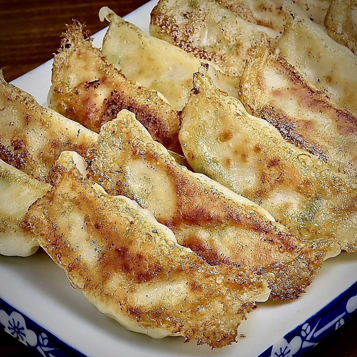 具材にこだわり肉汁たっぷりジューシーな大分餃子をどうぞ！