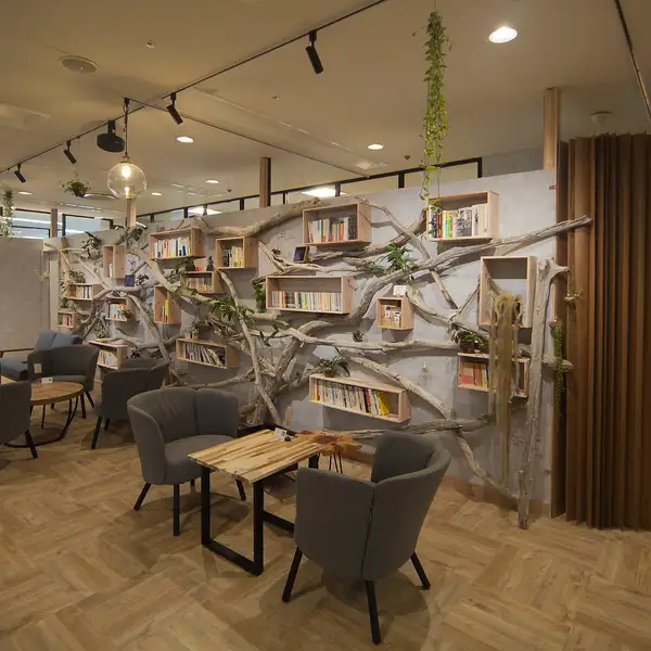 図書館併設のボタニカルカフェ。緑あふれる店内は、日々の喧騒を忘れさせてくれるような落ち着いた癒やしの空間です。ゆったりと過ごせるテーブル席やソファ席に加え、本棚に囲まれた知的なカフェ空間をご用意しております。読書を楽しみたいお一人様や、友人との会話に花を咲かせたい女子会、デートにも最適です。