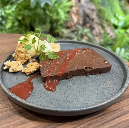 チョコレートのテリーヌ ~バニラとハニー&ナッツグラノーラを添えて~
