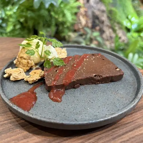 チョコレートのテリーヌ ~バニラとハニー&ナッツグラノーラを添えて~