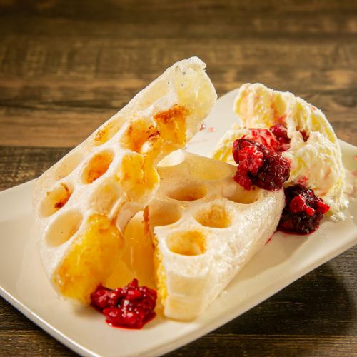 Enjoy this as a dessert after your meal♪ Cheesecake Moffle 715 yen (tax included)