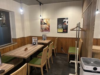 The store has a fun atmosphere of an izakaya, whether it's for friends, work, or on a date.You can use it in various scenes.