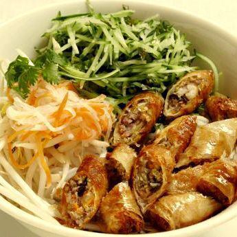 1 번 인기 !! 튀김 춘권 + 야채 듬뿍 마제 국수! 커피 · 디저트 포함 850 엔