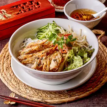 揚げ春巻きのせビーフン Bun cha gio