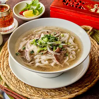 【西贡休闲套餐】包含牛肉或鸡肉河粉二选一！尽享正宗越南风味，体验轻松惬意的六道菜式。