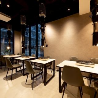 【テーブル席】4名様までご利用できるので、飲み会やお食事などシーンを選ばずお使いいただけます◎お気軽にご来店ください。