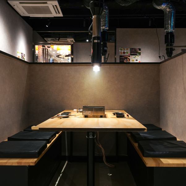 【少人数でもOK！】2名様用のテーブル席を2つご用意。誕生日のお祝いや、デートにも最適な落ち着いた雰囲気が漂います。同施設に宿泊されている観光客の方や、おひとり様でも気軽に訪れやすいアットホームな空間が魅力です◎ゆったりと焼肉を楽しみながら、心地よい時間をお過ごしください。