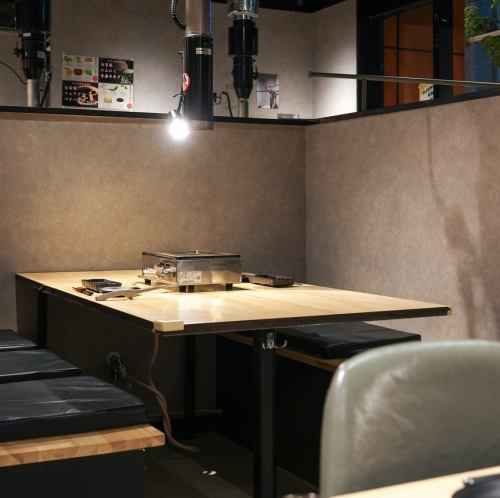 【テーブル席】6名様までご利用できるテーブル席を2つご用意しております。歓送迎会などの会社宴会におすすめです◎