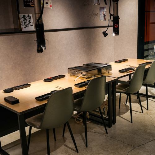 【テーブル席】2名様席はじっくりと焼肉を楽しみたい時におすすめのお席です。ジュージューと焼ける焼きたてのお肉をお楽しみください。
