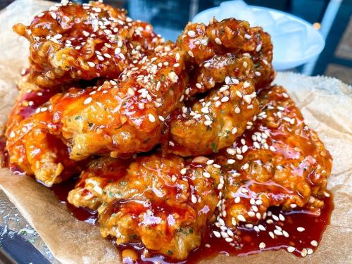 [Yangnyeom Chicken] Crispy chicken with homemade sauce ♪