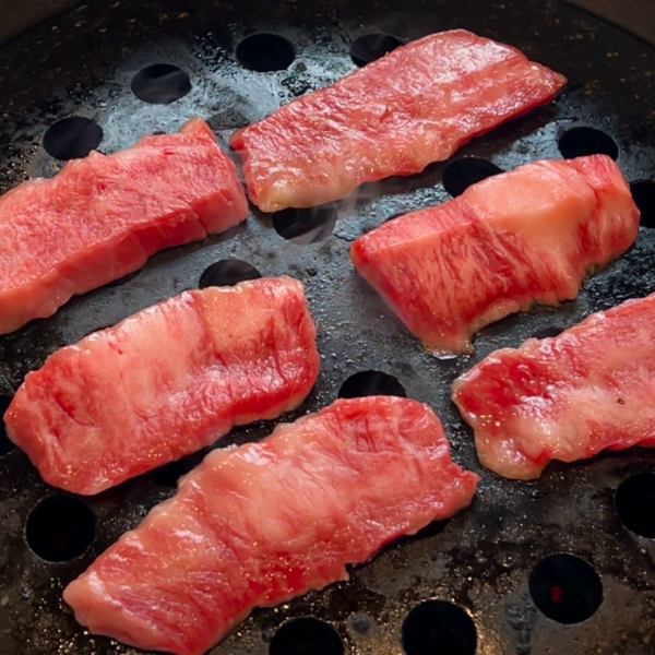 [Speaking of Yakiniku, this is it!] Enjoy the flavor of beef! Kalbi 858 yen / Upper rib 1408 yen