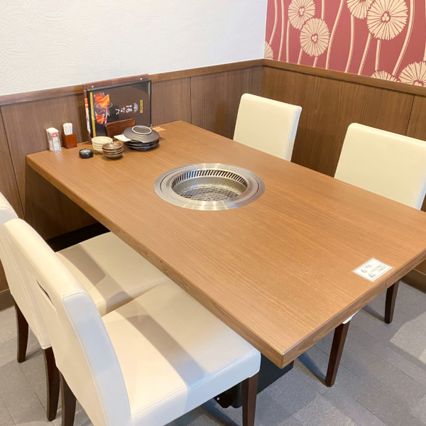You can relax in the open seating with a spacious feel.The relaxing interior is perfect for chatting with co-workers! It's also recommended for girls' night out or drinking parties with friends.