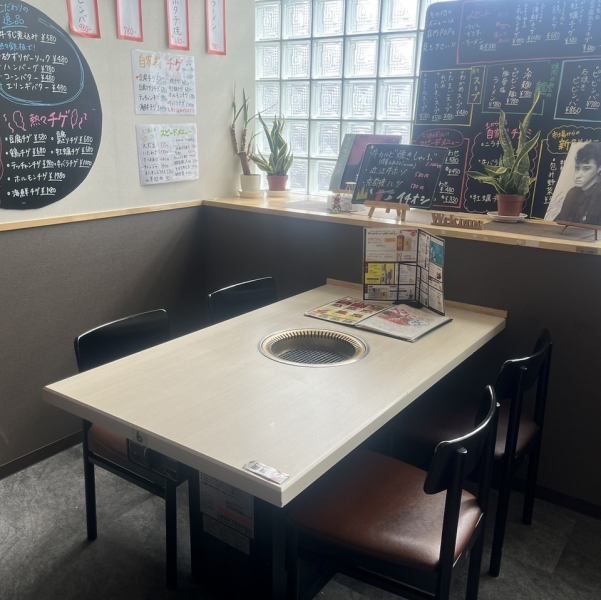 [Table seating for 6 available] The table seats are also designed to provide you with ample space to relax.There is a threshold between the seats, so you can dine without worrying about those around you.