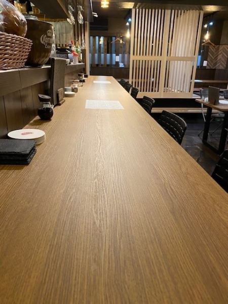 [For dates and girls' gatherings] We have 7 counter seats available for dates and single use.Please enjoy carefully selected meat and seafood dishes along with sake that goes well with sake in an elegant and calm space.