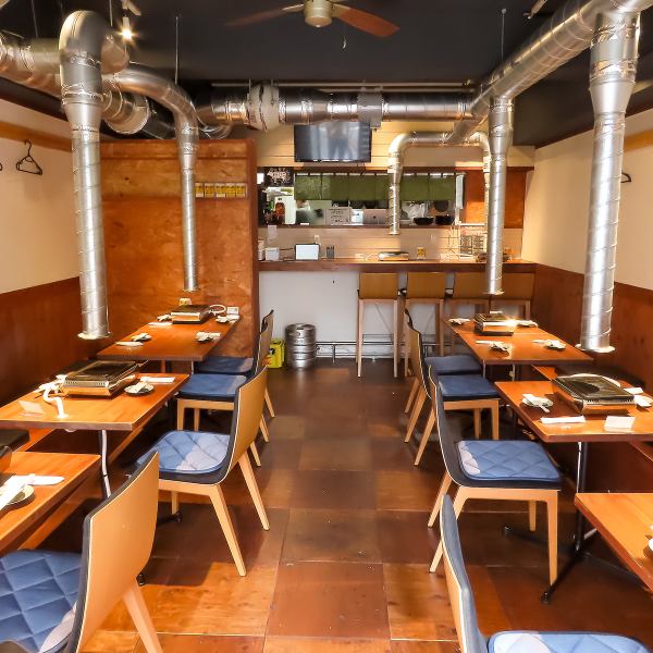 店内は全20席とコンパクトながら、テーブル席とカウンター席をバランスよく配置。2名・4名用のテーブルが中心で、少人数のグループ利用や会社帰りの気軽な食事にぴったり。席を連結すれば最大10名まで対応できるので、宴会や貸切パーティにも最適です。落ち着いた照明とアットホームな雰囲気で、ゆったり食事ができます。