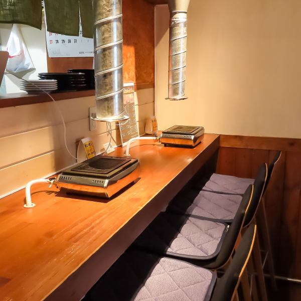 おひとり様にも優しいカウンター席は、静かに過ごせるスペースで、一人焼肉デビューにもおすすめ。席数は少なめですが、その分スタッフの目も行き届きやすく、丁寧な接客も魅力。自分のペースで焼きながら、手作りの惣菜や赤身肉をじっくり堪能できます。ちょっと贅沢なひとときを過ごしたい方にぴったりな空間です。