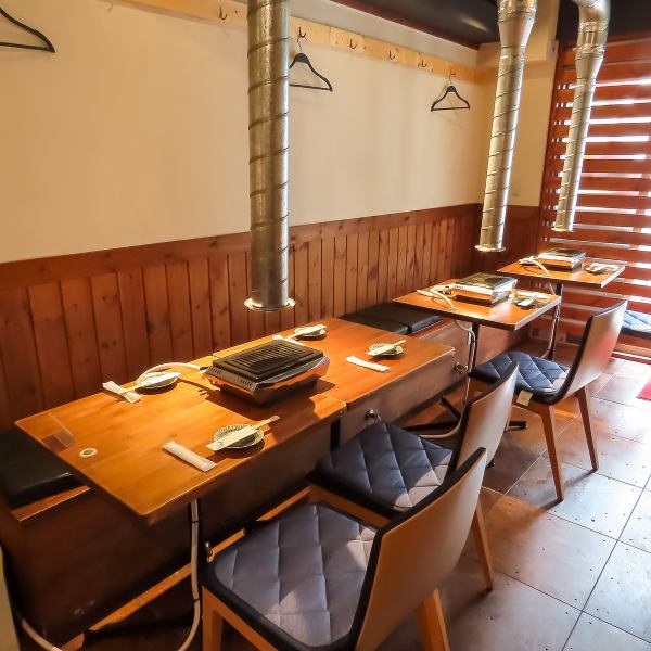 2名・4名掛けのテーブル席が中心で、友人や同僚とのディナー、女子会などにも最適な空間設計。テーブルは人数に合わせて組み替え可能なので、フレキシブルな対応ができるのも魅力のひとつです。周囲との距離感もちょうどよく、会話もしやすい居心地の良さが人気。貸切は20～30名まで対応しております。