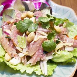 Spicy and sour Thai sausage salad "Yam Name"