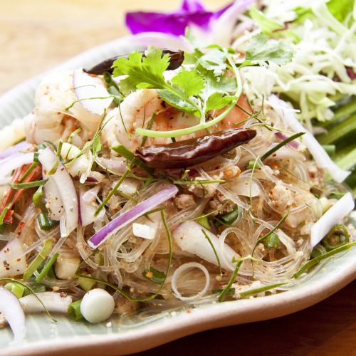 "Larb Unsen Talay" with spicy herbs of vermicelli