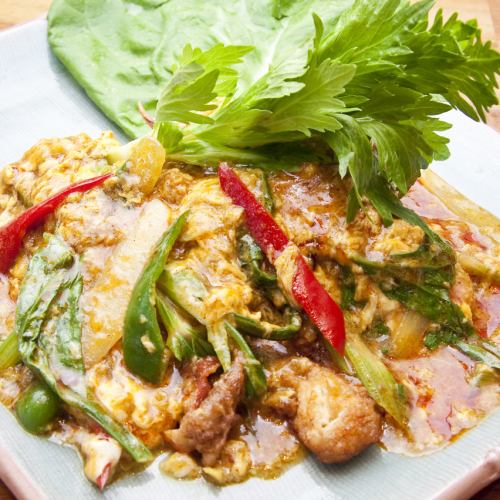 Stir-fried soft-shell crab with fluffy egg curry "Punim Bap Pon Curry"