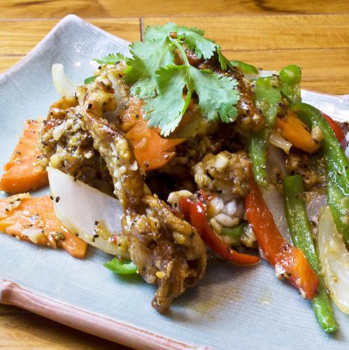 Stir-fried soft shell crab and flavored vegetables with black pepper "Punim Pap Prick Tydam"
