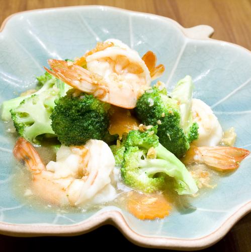 Lightly stir-fried shrimp and broccoli "Pat Broccoli Kun Sotto"