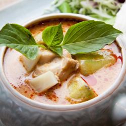 Massaman curry with chicken and potatoes "Gaeng Massaman"