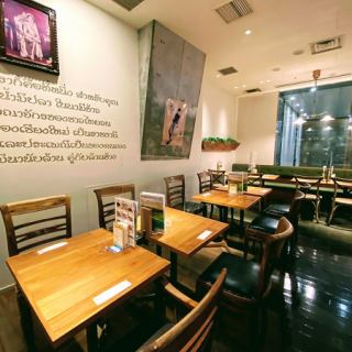 [現代空間]“暹羅青瓷東京商店”是在藝術照明所創造的獨特空間中創造的，不會讓人們進出，這是健康的，它富含維生素豐富的草藥和新鮮蔬菜，這是其獨特之處。清邁美食，您可以享用精美的菜單♪