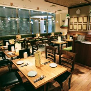 [In-house space] The interior of the store is open and has ample space.We also take thorough measures against infection, so you can use it with confidence.(Tokyo Station / Marunouchi / Shin-Marunouchi Building / Thai Food / Birthday / Anniversary / Women's Association / Lunch / Entertainment / Charter / Private Room / Night View)