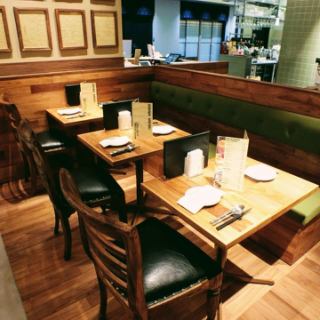 [Tables and sofa seats] The clean interior decorated with Thai letters and Thai ornaments is perfect for dates and girls-only gatherings ♪ It's a 2-minute walk from Tokyo Station, so it's easy to meet up.Please enjoy Thai food, a balanced food full of the blessings of herbs and vegetables.We look forward to welcoming you with hospitality.
